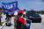 도널드 트럼프 전 대통령 지지자들이 11일(현지시간) 미 플로리다주 팜비치의 마러라고 골프장 주변에서 트럼프 지지 활동을 벌이고 있다. AP=연합뉴스