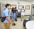 삼성화재안내견학교 동물병원 김승호(오른쪽) 수의사에게 설명을 듣고 있는 소중 학생기자단.