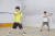 스쿼시 기술 중 하나인 백핸드 드라이브를 연습하고 있는 고일재(왼쪽)·정시환 학생기자.