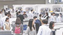 중국 70대女 인천공항 난동…'100㎖ 샴푸' 걸리자 할퀴며 고함