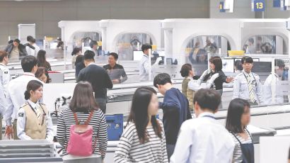 중국 70대女 인천공항 난동…'100㎖ 샴푸' 걸리자 할퀴며 고함