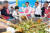 전남 신안군이 개최한 병어축제에서 박우량 군수(오른쪽 셋째) 등이 병어무침을 만들고 있다. [사진 신안군]