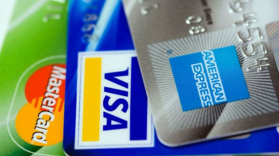 코로나 덮친 경제난 증거, 1인당 신용카드 늘고 체크카드 줄었다