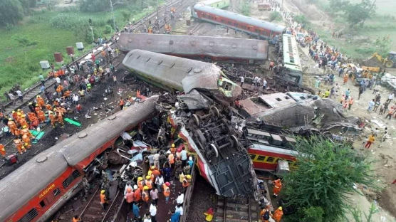 인도 '열차 참사' 사망자 대부분이 입석칸 승객…NYT "빈부격차 현실" 