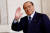 12일(현지시간) 별세한 실비오 베를루스코니 전 이탈리아 총리가 지난해 10월 세르지오 마타렐라 이탈리아 대통령 접견 차 로마 퀴리날레 궁전을 방문해 손을 흔드는 모습. [로이터=연합뉴스]