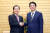 2017년 12월 14일 당시 자유한국당 대표이던 홍준표 대구시장이 일본 도쿄 총리 관저에서 아베 신조 당시 일본 총리와 만나 악수하고 있다. 사진 자유한국당