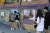 지난해 6월 뷔모교인 대구 서구 비산동 대성초등학교에서 하굣길 학생들이 학교 외벽에 타일로 장식된 뷔 벽화를 휴대전화 카메라에 담고 있다. 뉴스1