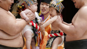 "아이 3세까지 재택근무"…저출산 급한 일본, 법으로 만든다