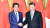 시진핑 중국 국가주석(오른쪽)은 아베 신조 전 일본 총리에게 자신이 미국에서 태어났더라면 공산당에 가입하는 일은 없었을 것이라고 말했다고 한다. 사진은 2019년 12월 중국을 방문한 아베 당시 일본 총리가 시 주석과 악수하는 모습. 연합뉴스
