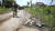  우크라이나 군인이 13일 대반격 초기 공세에서 탈환한 도네츠크주 네스쿠흐네 마을에서 러시아 군인 시신 옆을 걷고 있다. 로이터=연합뉴스