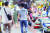 주말이 시작된 지난 10일 광주광역시에서 가장 큰 서구 양동시장을 찾은 시민들의 모습. 광주=김성탁 기자