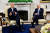 조 바이든 미국 대통령(오른쪽)이 13일 미국 워싱턴 DC 백악관에서 옌스 스톨텐베르크 나토 사무총장과 회담하고 있다. 로이터=연합뉴스