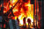 15일 오후 5시 24분께 대구 서구 중리동의 한 재활용 공장에서 원인을 알 수 없는 불이 난 가운데 소방관들이 화재로 붕괴되는 건물에서 대피하고 있다. 연합뉴스