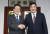 이재명(왼쪽) 더불어민주당 대표가 8일 서울 성북구 중국대사관저를 방문해 싱하이밍 주한 중국대사와 인사를 나누고 있다. 
