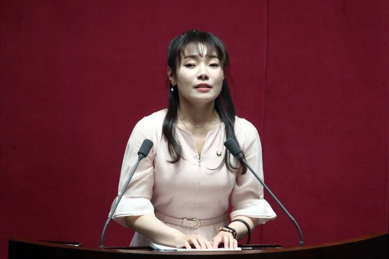 고성 오가던 여야 박수 쏟아졌다…시각장애 김예지 '물고기 연설' | 중앙일보