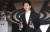 박재범 원스피리츠 대표가 지난해 12월 서울 영등포구 더현대서울에서 열린 팝업스토어에서 원소주를 들고 포즈를 취하고 있다. 사진 연합뉴스