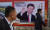 베이징 거리에 설치된 시진핑 국가주석의 사진과 ‘중국몽, 인민몽’(중국의 꿈, 인민의 꿈)이란 슬로건이 설치된 대형 홍보물 앞을 시민들이 지나가고 있다. AFP=연합뉴스