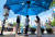 14일 광주 광산구 광주송정역 인근에 폭염 피해를 예방하기 위해 설치된 그늘막에서 시민들이 햇빛을 피하고 있다. 뉴스1