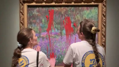 모네 작품에 빨간 페인트 테러…"우리가 했다" 두 여인 정체