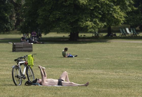 영국 런던의 한 공원에서 시민들이 휴식을 취하고 있다. AP=연합뉴스