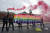 성소수자 운동가들이 지난 2013년 7월 14일 러시아 수도 모스크바의 붉은 광장에서 성적 다양성을 상징하는 무지개 깃발을 들고 반(反)동성애에 반대하는 시위를 열고 있다. AP=연합뉴스