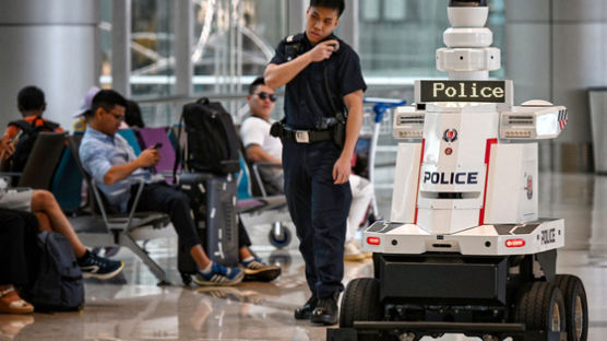 ‘최대 2.3ｍ까지 확장’ 경찰 순찰 로봇, 싱가포르 전역에 배치된다