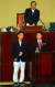 2003년 4월 29일 유시민 당시 개혁당 의원(왼쪽)이 캐주얼 차림으로 국회 본회의에 등원해 선서를 하려 하자 일부 의원이 복장을 문제삼아 선서가 불발되는 촌극이 빚어졌다. 중앙포토