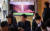 북한의 김일성 주석의 생일인 '태양절'을 이틀 앞둔 지난 4월 13일 서울역 대합실에서 시민들이 북한의 탄도미사일 발사 관련 뉴스를 시청하고 있다. 뉴스1