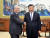 빌 게이츠 마이크로소프트 공동창업자(왼쪽)가 16일 중국 베이징에서 시진핑 중국 국가주석과 만나 회담하고 있다. 신화통신=연합뉴스