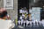 미국 워싱턴주 시애틀에서 한인 권모씨 부부가 운영하던 식당 앞에 시민들이 놓고 간 꽃과 편지가 쌓여있다. AP=연합뉴스