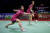 인도네시아오픈 여자 복식 결승에서 일본 조를 상대로 경기하는 백하나(왼쪽)-이소희 조. AP=연합뉴스