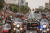 결혼식 후 후세인 왕세자와 신부 알사이프가 거리에 모인 요르단 국민들을 향해 손을 흔들고 있다. AP=연합뉴스