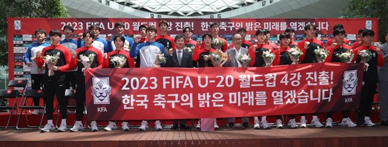 2023 국제축구연맹(FIFA) 20세 이하(U-20) 월드컵에서 4위를 기록한 대한민국 대표팀 선수들이 14일 오후 인천공항 제2여객터미널을 통해 입국한 뒤 기념촬영을 하고 있다. 연합뉴스