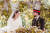 후세인 요르단 왕세자(오른쪽)와 그의 부인 사우디아라비아의 라즈와 알사이프가 1일 요르단 수도 암만에서 결혼 예식을 올리고 있다. AFP=연합뉴스