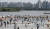 서울 전역에 폭염주의보가 발효된 18일 서울 영등포구 여의도 한강시민공원 물빛광장에서 시민들이 물놀이를 하며 더위를 식히고 있다. 사진 뉴스1
