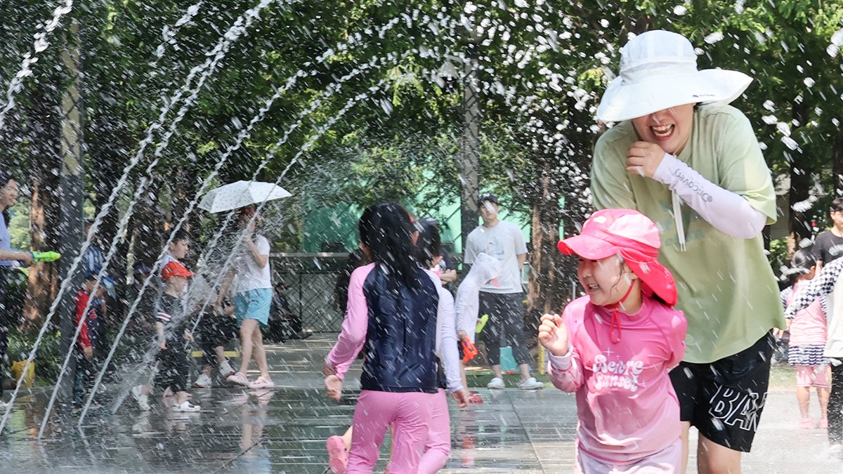18일 부산진구 송상현광장 바닥분수에서 어린이들이 물놀이를 하고 있다. 송봉근 기자