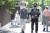 조주완 LG전자 사장(왼쪽)이 지난 16일 서울 마포구에서 에어컨 출장 서비스를 위해 고객의 집으로 향하는 모습. [사진 LG전자]