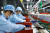지난 2020년 중국 안후이성 화이베이에 있는 한 리튬 배터리 공장에서 중국 노동자들이 조립 작업을 하고 있다. AFP=연합뉴스