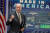 조 바이든 미국 대통령이 지난해 10월 백악관에서 전기차 핵심 부품인 배터리의 원료도 미국 내에서 생산하도록 하겠다며 보조금 지급 계획을 발표하고 있다. 로이터=연합뉴스