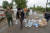 지난 12일 우크라이나 남부 미콜라이우 지역의 사람들이 정부 당국이 지원한 생수를 받고 있다. 카호우카 댐 파괴로 홍수가 일어나면서 우크라이나 남부 헤르손·미콜라이우·오데사 지역이 수인성 전염병 창궐 우려가 나오고 있다. 신화=연합뉴스