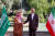 호세인 아미르압둘라히안 이란 외무장관(오른쪽)이 17일 테헤란에서 사우디의 빈 파르한 왕자와 만나 악수하고 있다. AFP=연합뉴스