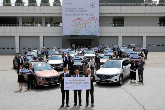 벤츠 사회공헌위원회, 전기 SUV ‘EQB’ 20대 사회복지기관에 기증