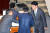 장제원 국민의힘 의원이 지난달 30일 국회 본회의에서 과학기술정보방송통신위원장 당선 후 의원들과 인사하고 있다. 연합뉴스