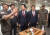 20일 국민의힘 김기현 대표가 철원 3사단 백골부대를 방문하여 장병들과 식사하기 전 부식에 관한 설명을 듣고 있다. 국회사진기자단