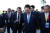 윤석열 대통령이 지난달 20일 일본 히로시마 그랜드프린스호텔에서 G7 회원국 및 초청국 정상들과 기념사진을 촬영한 후 에마뉘엘 마크롱 프랑스 대통령과 대화하는 모습. 사진 대통령실