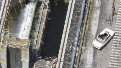 [사진] 우크라 “러 소행” 댐 붕괴시킨 폭발물 차량 공개