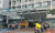 20일 오후 서울 중구 서울백병원에서 직원들이 폐원철회를 촉구하고 있다. 사진 채혜선 기자