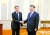 지난 19일 중국을 방문한 토니 블링컨(왼쪽) 미국 국무장관이 시진핑 중국 국가주석을 만나 악수하고 있다. 로이터=연합뉴스