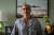 영화 '보 이즈 어프레이드' 한장면. '조커'로 인기 끈 배우 호아킨 피닉스(사진)가 다양한 나잇대 주인공 모습을 연기했다. 사진 싸이더스·스튜디오 디에이치엘