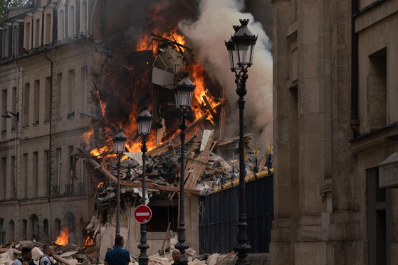 파리 도심서 가스 폭발로 16명 부상…불탄 건물, 무너져내렸다